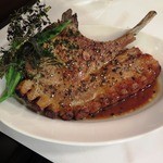 フチテイ ア ヴ - 渥美産三州豚の骨付きロースのロティ２，９００円（税別）