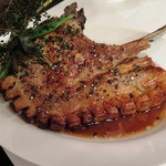 フチテイ ア ヴ - 渥美産三州豚の骨付きロースのロティのアップ