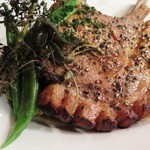 フチテイ ア ヴ - 渥美産三州豚の骨付きロースのロティのアップ