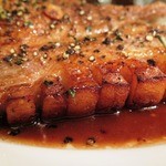 フチテイ ア ヴ - 渥美産三州豚の骨付きロースのロティのアップ