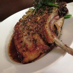 フチテイ ア ヴ - 渥美産三州豚の骨付きロースのロティのアップ