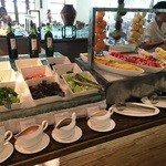 CRIMSON RESORT & SPA - サラダコーナー！新鮮な生野菜とフルーツがたっぷりです