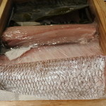 寿しの吉乃 - ネタ箱に入ったさわら