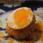 寿しの吉乃 - 柿ピーを衣にしたホタテのフライとうずら卵にカラスミ