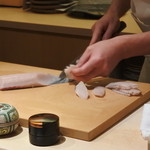 寿しの吉乃 - 鰆を切り分けている、手元を見ているだけで楽しい