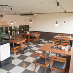 国界 - イス席とソファー席があります。