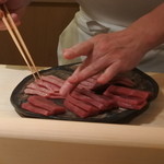 寿しの吉乃 - マグロ類を取り分けている