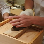 寿しの吉乃 - 名物の鰹節をすっている