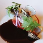 レストラン ヴァリエ - 赤貝のような小さな貝と白身魚　ビーツとオマール海老ソース