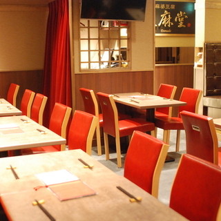 A casual space with red as the keynote ◎ Authentic Chinese food that you'll be happy to come in!