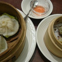 中国料理 青冥 大丸梅田店 - 針生姜と赤酢で食べる、中華スープ溢れる小籠包259円、薄皮にプリプリの具がギッシリふかひれ餃子324円