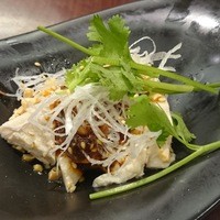 中国料理 青冥 大丸梅田店 - コクのあるピリ辛ソースにナッツや白髪葱、パクチーが合う！よだれ鶏432円