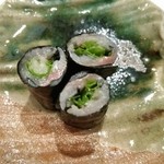 花井鮨 - 小肌とわさび菜、生姜を巻いて。爽やかな旨みが感じられる一品です。