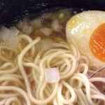 Hamazushi - ラーメン・麺とタマネギのクローズアップ