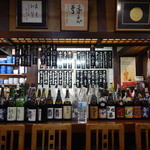 カウンンターにびっしりの1升瓶