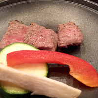 和食 鮨 日本酒 銀波 銀座店 - リブロースの陶板焼き 
                遠慮がちなちっちゃいお肉でした