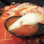 45023469 - スープは、和風でも中華風でもなく、洋風のミネストローネの感覚に近いです。
                      酸味と甘味のバランスが良い上に、味が濃厚で美味しいです。麺はストレート細麺でした。
                      