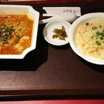 中国大明 火鍋城 天神食府 - ﾗﾝﾁCｾｯﾄ、ﾒｲﾝの漬物に担々麺らしき物と自慢の油混ぜご飯がついて満足度はｾﾞﾛ間違い無しΣd( ﾟ∀ﾟ*)