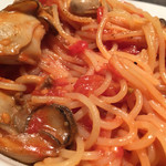 ピッコロ・カスターニャ - 牡蠣とキノコのトマトクリーム