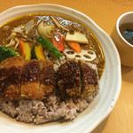 野菜カレー＋トッピング②（ミニメンチカツ＆薄切り肉重ね豚カツ）＋十穀米（Lサイズ）中辛＋ラッシー 1,000円！