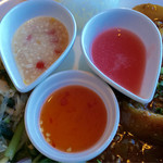 スバカマナ - ベトナムごはんには、ソースが3種付いています。