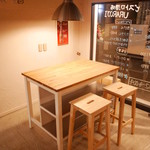 ビストロ酒場 ウラロジ - ハイテーブル