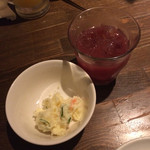原始焼き酒場 ルンゴカーニバル 極 - お通しポテサラ。玉ねぎがアクセントに入ってて美味しかったです