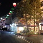 奈良屋 - 2015年11月：玄関には手入れされた木々