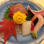 奈良屋 - 2015年11月：夕飯の近海御創里四点盛り　本鮪、鯛、甘海老、烏賊、妻いろいろ