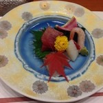 奈良屋 - 2015年11月：夕飯の近海御創里四点盛り　本鮪、鯛、甘海老、烏賊、妻いろいろ
