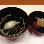 奈良屋 - 2015年11月：夕飯の清汁仕立て　小柱真丈、彩りあられ、三つ葉、柚子