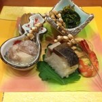 2015年11月：夕飯の稲穂六種盛　巻海老紅葉焼、揚げ湯葉田楽、巨峰と梨の白和え、秋焼鯖棒寿司、常節煮、舞茸と坂本菊のお浸し