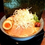 だしと麺 - すごいカツオ節と鶏白湯のバリカタ細麺そば