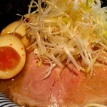 だしと麺 - すごいカツオ節と鶏白湯のバリカタ細麺そば