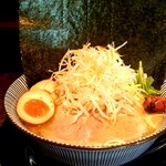 だしと麺 - すごいカツオ節と鶏白湯のバリカタ細麺そば