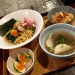 麺や庄の - 牡蠣の塩つけ麺★
      スープにはフランスのゲランド塩を使っていてカブも入っていました。
      牡蠣の美味しさが引き立つ！
      さらにこのスープ、あの美味しい麺をさらにもちもちにしてくれるんです！
      麺と相性抜群！
      
      牡蠣は臭みもなく柚子が入っているのでさっぱり！ 
      ノリのソースで和え麺にしても美味しいです。
      塩とのりで海の絵が浮かび、香りがふわりと漂います。
      
      彩りも素敵です！
      
      
      炊き込みごはんも付いていて表面