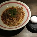 らあめん 広 - 汁なしタンタン麺（辛さ：普通） + 温泉卵