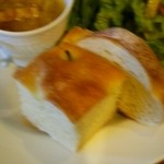 ランピオーネ - 自家製かな？密度の濃いパンです！