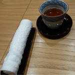まき村 - 最後におしぼりとあっつい焙じ茶を