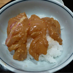 まき村 - 数枚の真鯛切身を乗せて