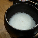 まき村 - 一粒一粒が立っており、良き光沢を纏いし米