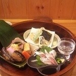 Iwashinoya Hei - ランチの「や平御膳」の桶盛りです、刺身、煮物、小モズク、天婦羅、ノンアルコールの酢のお酒です。