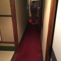 すき焼割烹 日山 - ずいーっと通されます