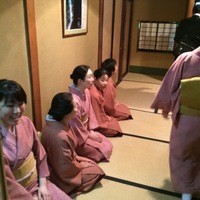すき焼割烹 日山 - 玄関で仲居さんのお見送り