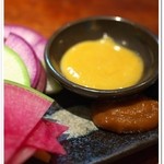 馬肉酒場 Lp2 - 産地直送野菜のサラダ。黄身ソース、自家製味噌、塩で。