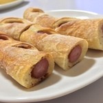 粉とクリーム - 惣菜パソはカレーかウインナーにかぎる。自宅にて、全長およそ40cm、それを食べやすく切ってくれるとは #さすが俺の嫁。  