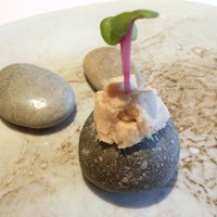 ルカンケ - ランチコース 3400円 の石に見立てたパンとリエット