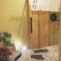 西麻布けんしろう - 高級感のある入り口。