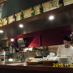 カプリ - カウンター越しに、料理を作る姿を見られる