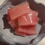 Uchida No Aji Don Tsuki - ＊さくら漬け・・甘酢の味わいが優しいので、食べやすいですね。これもご飯の友に。
                      この器は私が作りました。♪